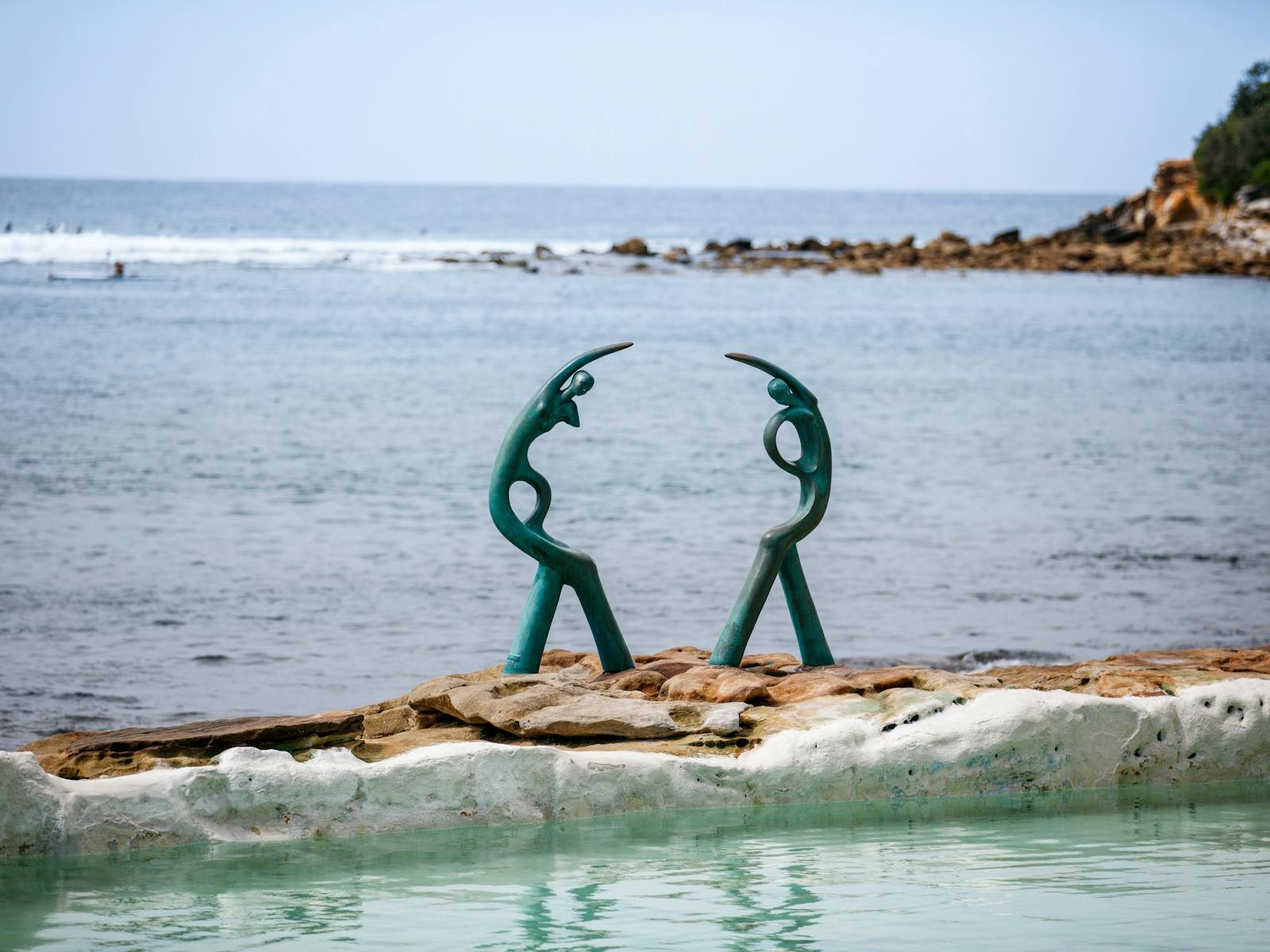 페어리 바우어 풀 (Fairy Bower Pool)과 바다 요정 조각상 (Sea Nymph Sculptures)